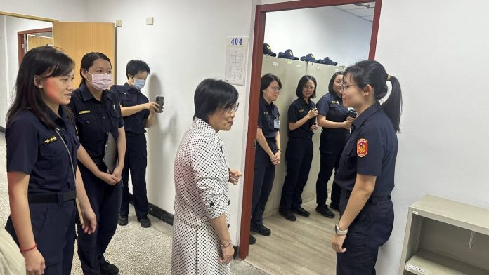 內政部長劉世芳訪視警政署保安警察第一總隊三峽營區，關心警察特考受訓學員生活環境 (圖／內政部提供)